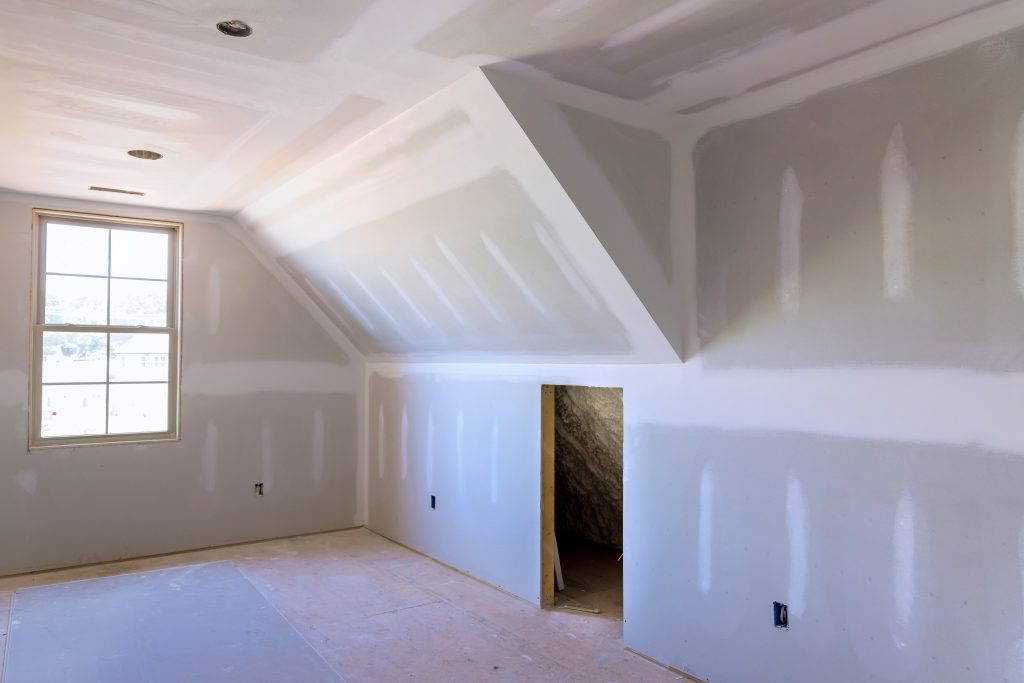 Laid plastering gypsum on the walls and ceiling of a newly built house